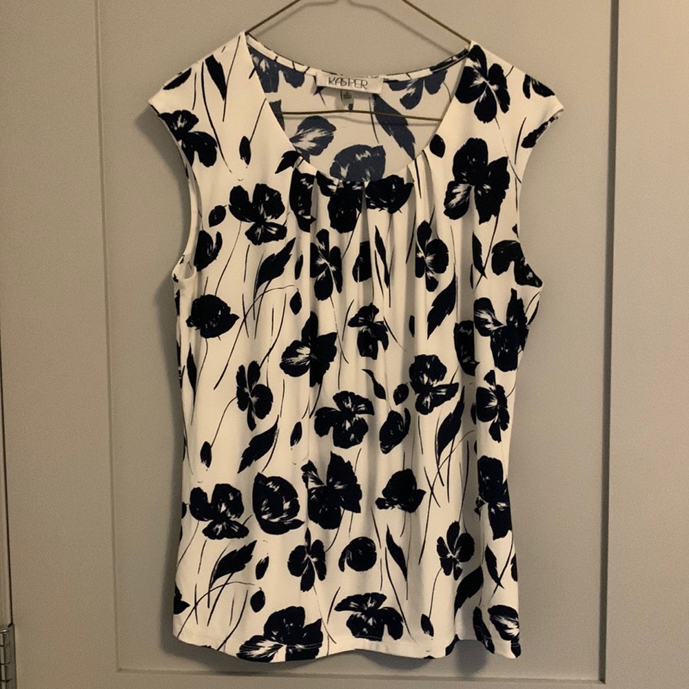 Kasper Black and White Floral Blouse Size Small EUC